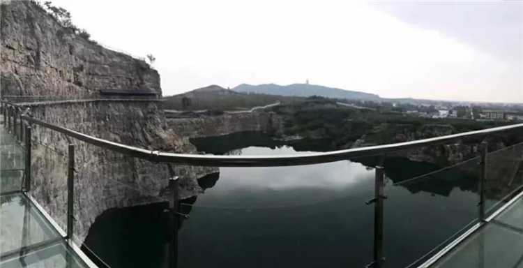 夫子山玻璃栈道
