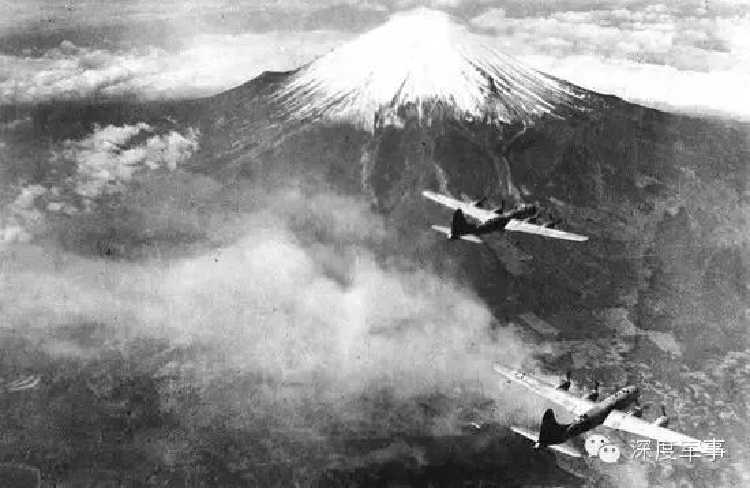 飞跃富士山b29轰炸机