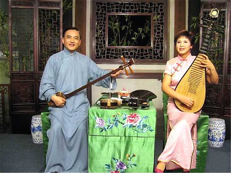 师承弹词名家张振华,徐剑虹,弹唱长篇《神弹子》,《十三妹》等.