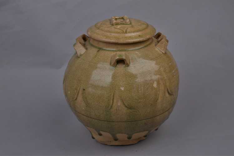 青釉莲瓣纹桥形系罐